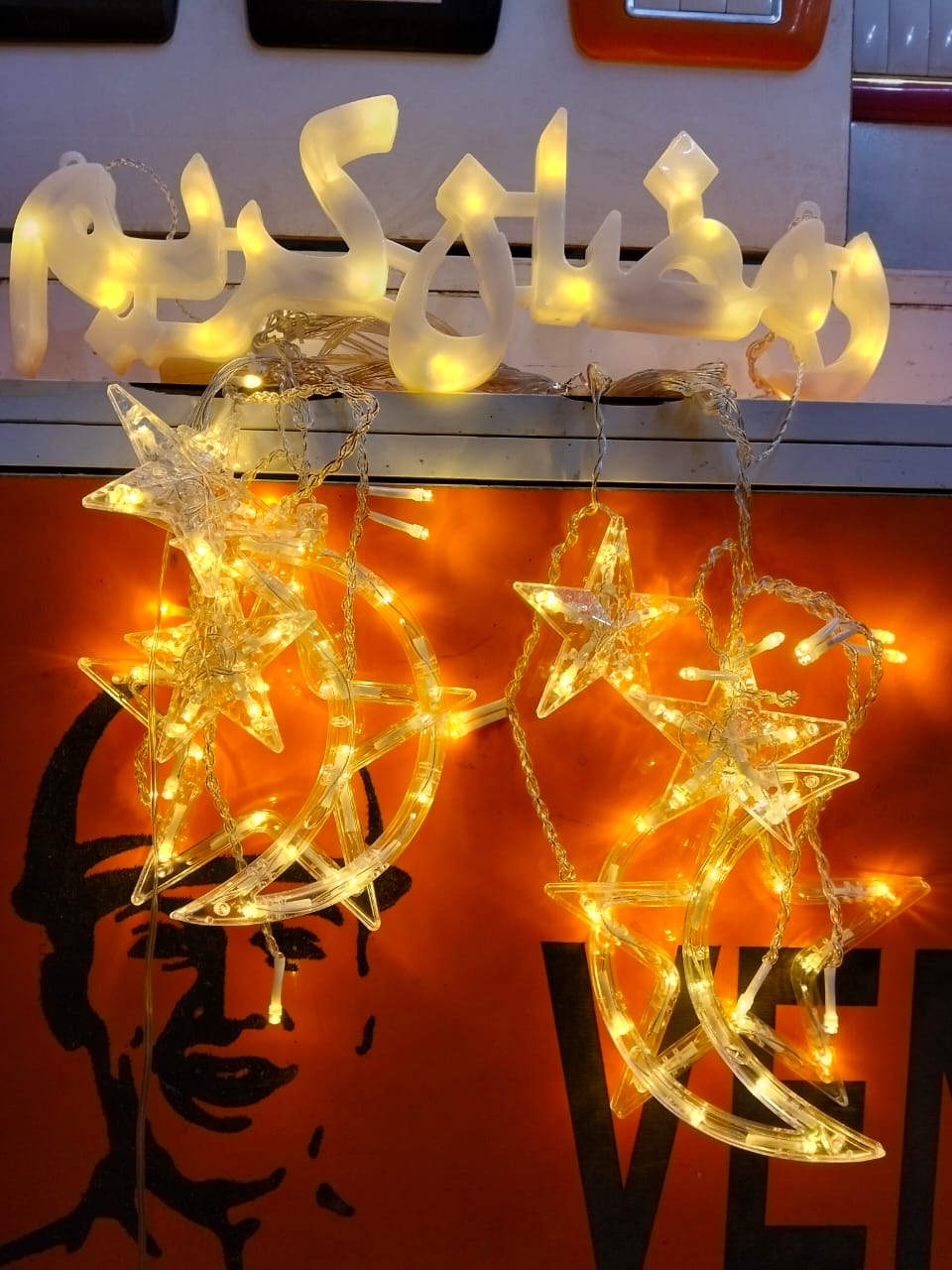 كلمة "رمضان كريم"وفرعين اضاءة نجمة وهلال مصنوعة من بلاستيك عالي الجودة بتشطيب لامع وأنيق. وبهاإضاءةLED